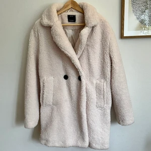 Teddyjacka Bershka - Teddyjacka från Bershka. Beige med två fickor. Dam strl M. Endast använd vid ett tillfälle tidigare.☺️