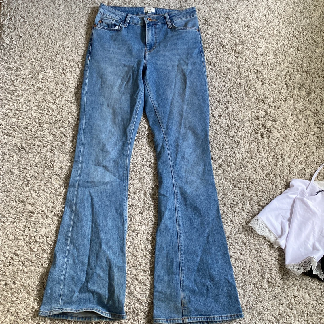 Blåa bootcut jeans från RIVER ISLAND strl 8