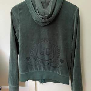 Snygg grön Juicy Couture hoodie som sitter jätte fint på, skulle säga att den passar S. 