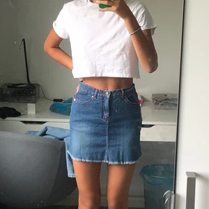 Basic jeanskjol  - Helt vanlig basic jenaskjol, kan användas både hög och lågmidjat. Passar inte riktigt min stil och säljer därför, nyskick!