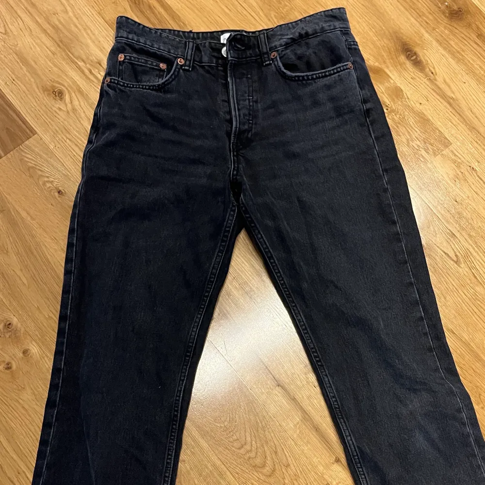 Svarta Jeans från Zara i storlek 38. Passar dock en 36 bättre då jag har samma modell på jeansen i samma storlek med andra färger som passar men dessa är för små. Låga i midjan och jättefint skick då de aldrig är använda!  Frakt tillkommer . Jeans & Byxor.