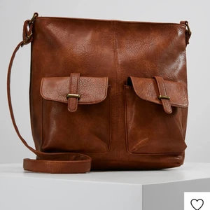 Läderväska  - Superfin läderväska som är köpt på Zalando. Lånad bild men kan skicka bild på den vid intresse. Perfekt som skolväska☺️