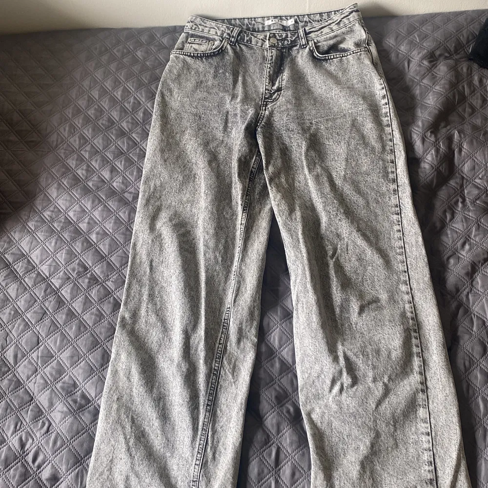 Långa och raka jeans i en ljusgrå färg från nakd, använda fåtal gånger och säljer pga förstora. Jeans & Byxor.