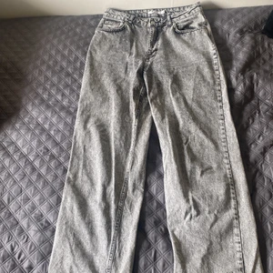 Ljusgråa jeans från nakd - Långa och raka jeans i en ljusgrå färg från nakd, använda fåtal gånger och säljer pga förstora