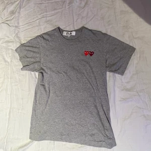Comme des Garcons double heart tee  - Skick - 8/10. Storlek M men sitter som S