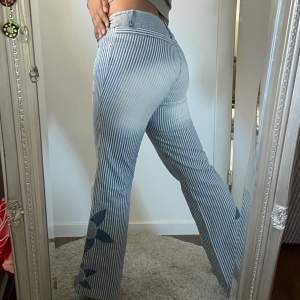 INTRESSEKOLL! På mina favorit byxor som tyvärr börjar bli för små. Superfina randiga jeans med patchwork detaljer i form av blommor. Sköna och i väldigt bra kvalité (inga fläckar, noppror eller hål). Vid intresse startar jag budgivning exklusive frak 🥰