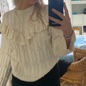 Vit stickad tröja❤️‍🩹 - Säljer en av mina favorittröjor då den inte kommer till användning så mycket just nu! Så så fin att ha både över axlarna men oxå som tjocktröja bara😍 Prefekt nu till hösten🥹🥹
