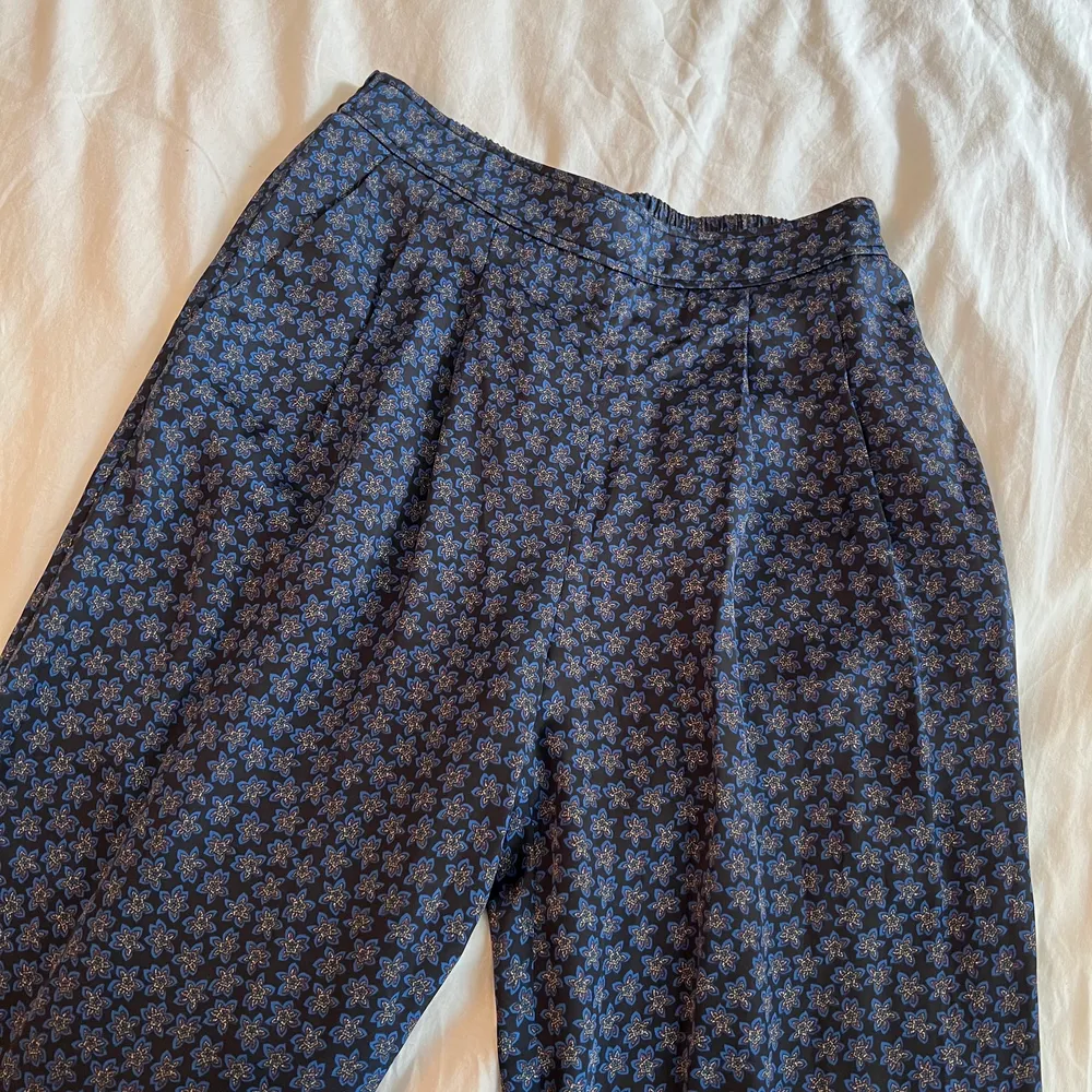 Ett super fint set i satin med ett par byxor och en blus i marinblå färg med små mönster i tyget.   Aldrig använt. Kan användas både till vardag och som fint pyjamas set hemma:) storlek xs men funkar till en s också! . Blusar.