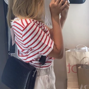 Zara t shirt randig - Säljer denna t-shirten som är röd vit och randig. Har endast haft på mig den en gång. Säljer pågrund av att den ej kommer till användning. Storlek S, säker för 59kr+frakt