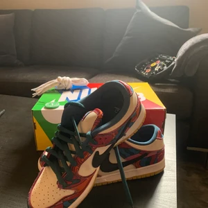 Nike Dunk SB parra - Abstract art Cond 9/10 Bara att fråga vid intresse kring fler bilder Pris är flexibelt vid snabb affär 