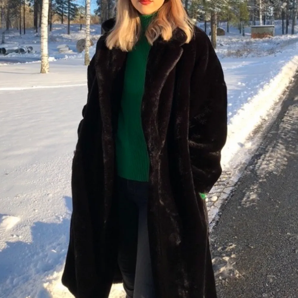 Svart kappa från Zara i jätteskönt, lurvigt material. Med bälte/knytning som även går att ta bort. Storlek S.. Takit.