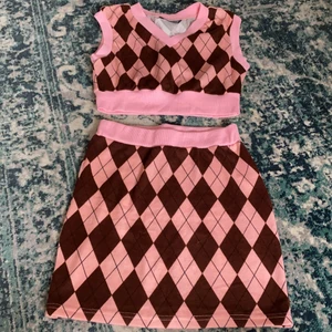 Gulligt set - Detta fina set har tyvärr nästaintill aldrig använts då det inte riktigt är min stil tyvärr. Väldigt bra skick!❤️ Jätteskönt material :)