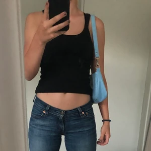 Blå Väska - Säljer nu denna jättefina blåa väska som jag köpt här på Plick🥰 Den är i bra skick då jag inte använt den jättemycket. Köptes på Plick för 100kr men säljer för 50kr+ frakt!😍