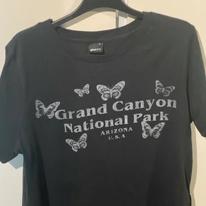 T-shirt  - Jätte söt t-shirt från GinaTricot! Säljer den eftersom den inte kommer till användning! Den är i storlek M. Skriv privat för mer information!  Ordinarie pris: 129kr Säljer den för: 65kr