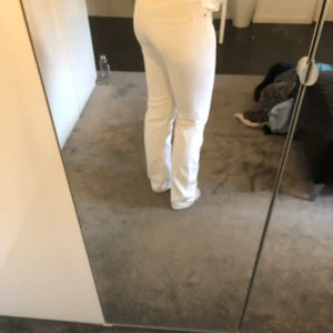 Low waisted jeans - Säljer mina vita low waisted jeans då de är för små, storlek 34/36 från zara! lappen bak på byxan finns inte kvar. Säljer för 200kr & köparen står för frakten. 