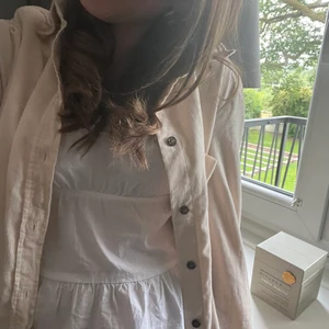 Jacka  - säljer denna jättefina jackan som kommer vara svin snygg nu till hösten eller sen till våren! i stl xs men passar nog även en s