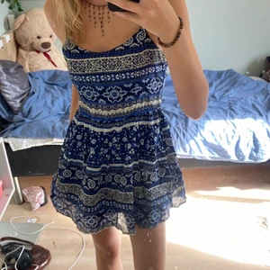 Strandklänning - Fin klänning med lite mamma Mia stuk. Lite för kort för mig! 