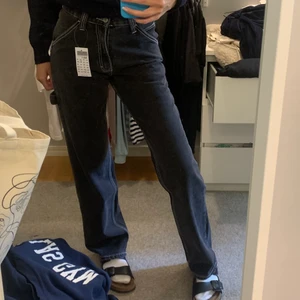 brandy melville jeans - helt oanvända brandy mellville jeans, grå färg med vita sömmar, långa i benen, midwaist 