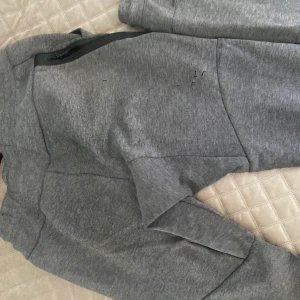 Nike byxor  - Har små hål på baksidan av högra ben bild 3 Men utöver de i bra skick  Kolla andra inlägg finns andra träningskläder i matchande färg och märke 