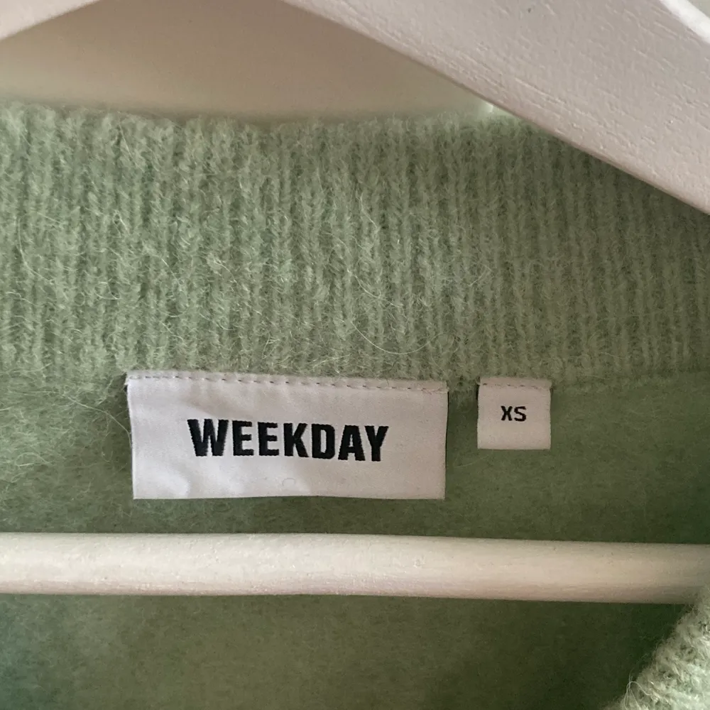 Söt oversized mintgrön stickad tröja från weekday, perfekt för hösten. Använd ett par fåtal gånger ⚡️ ny pris 700kr . Tröjor & Koftor.