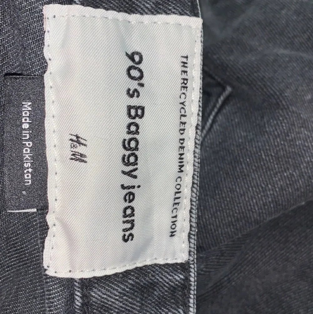 Säljer dessa jeans från hm, de är aldrig använda o de är inte riktigt min stil så därför säljer jag de, de kostade 300kr i affären så därför säljer jag de för 170 + frakt (priset kan ändras/diskuteras), köparen står för frakten💗. Jeans & Byxor.