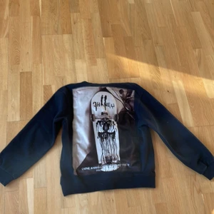 Bastille hoodie med chanel tryck Strl M - Hoodie med Chanel tryck i mocka ifrån Bastille. Sparsamt använd. Köparen står för frakt.