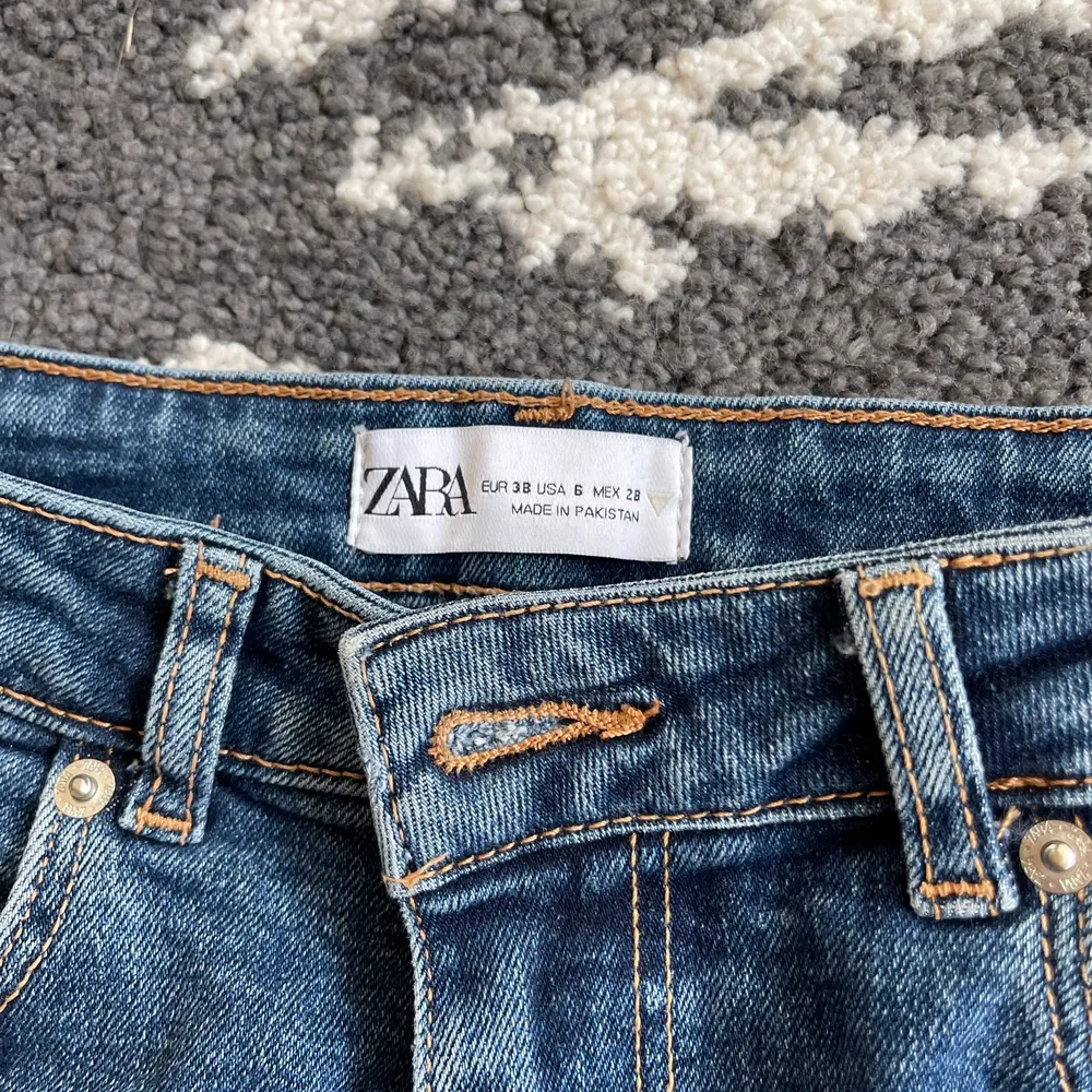 Super fina jeans med slits från Zara, strl 38. Jeans & Byxor.