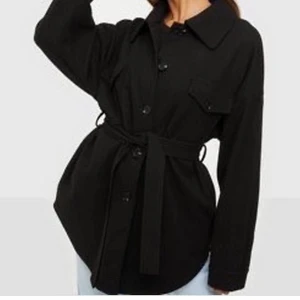 Svart kappa - Svart fin längre kappa med skärp🫶🏻 