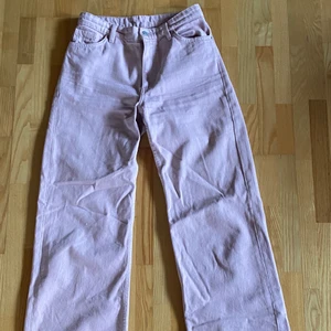 Rosa jeans - Ljust rosa vida jeans i fint skick från Monki.  W:28  Passar någon som är ca. 165-170 i längden. Köparen står för frakt. Hör av dig vid intresse.