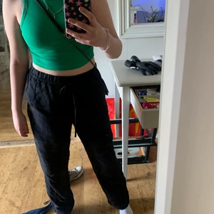 Strl-S - Säljer dessa linnebyxor ifrån H&M pga kommer inte till så mycket användning, och tror att nån annan skulle använda dom mer än mig💘 orginal pris -200kr. Nuvarande pris 120kr +frakt💕 använt 1gång bara