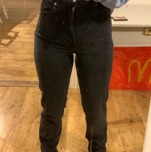 Strl 36 - Säljer mina jätte fina vintage straight jeans från HM. Orginal priset var 250kr därför säljer jag dom för endast 100kr +frakt.