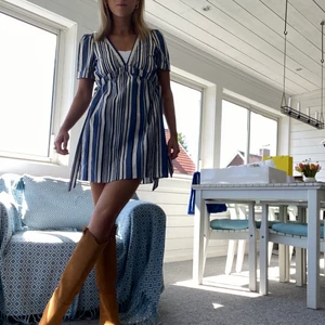 Klänning zara - Säljer denna nästintill oanvända sommarklänningen från zara, går att justera i midjan. 