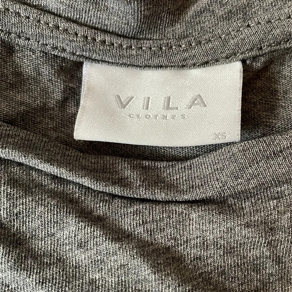 Grå T-shirt från Vila stl Xs. T-shirts.