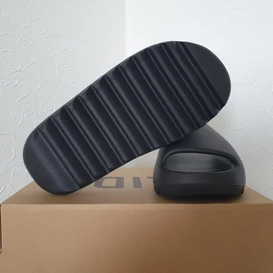 Adidas Yeezy Slide "Onyx" - Säljer Adidas Yeezy Slide "Onyx"  Storlek: US 12 | EU 47 | 👟  De är små i storleken så bör passa 45-46  Skick: 10/10 DS Pris: 1499kr