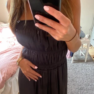 Klänning - Jättefin klänning från hm köpt i våras. Materialet är som silke och den är även fodrad med en underklänning vilket gör att den känns mer exklusiv! Stl xs🧡☺️