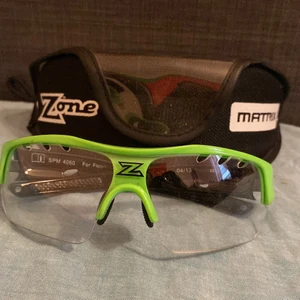 Zone innebandy glasögon  - De är i bra skick och funkar lika bra som nya. Använda några gånger men ingen skada dom kommer även med hållaren. De har inga spricker eller sånt.