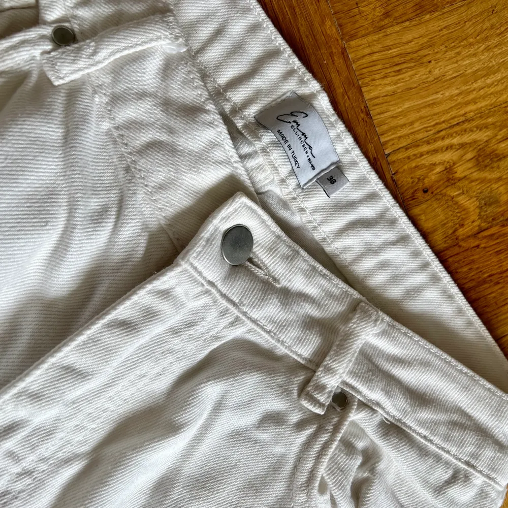 Vita raka jeans från Emma Ellingsens kollektion med NA-KD. Dam strl 38. Bra skick.☺️. Jeans & Byxor.