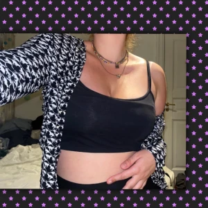 Svartvit skjorta - Svartvit skjorta med djurmotiv. Märket är okänt då jag köpte denna på second hand.  Plagget är i mycket gott skick och har knappt använts. Storlek: S❤️