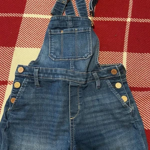 Storlek: 140/ 9-10 år - Jag säljer denna pga att den är för liten den är som ny, finns ingen fläck eller något på den.  Vet inte vart den är ifrån kanske H&M. Den köptes iallafall för 350kr. Frakten betalas av köparen.