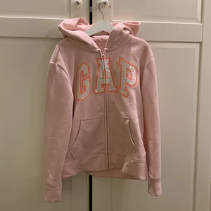Storlek 140 - Ljusrosa GAP hoddie med dragkedja. Den är i storlek 140 men passar även 142 - 150. 💗 Nästan aldrig använd. Kontakta mig vid intresse! Nypriset är 400 men säljer för 200! Kan även sälja den för mindre än 200.