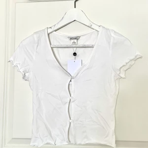 Monki topp - Säljer pga liten för mig strl: S ! (Passar nog någon med mindre bröstvidd!)  Kan ses samt frakta 💕