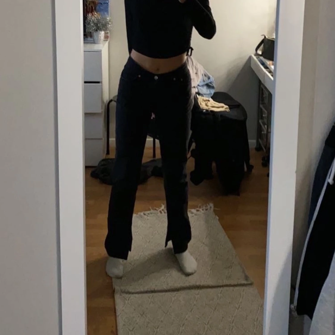 Urtvättade svarta jeans med slits på - 91