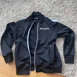 Palm angels zip hoodie i storlek L, nästan helt ny endast använd 4-5 gånger, inga märken eller hål, säljer den pga att den är för liten, köpt av wiltonstuff 