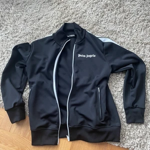Palm Angels zip hoodie  - Palm angels zip hoodie i storlek L, nästan helt ny endast använd 4-5 gånger, inga märken eller hål, säljer den pga att den är för liten, köpt av wiltonstuff 