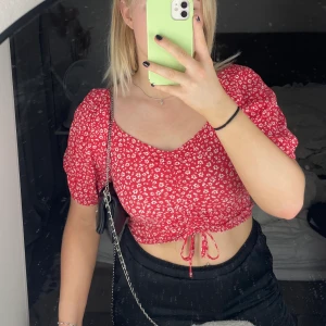 Lindex topp - Säljer en av mina gamla favorit toppar! Toppen är från Lindex köpt för nått år sen i storlek M! Säljer då den tyvärr inte kommer till användning längre. Använt den mycket men är fortfarande i fint skick! ❤️❣️