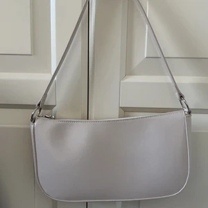 Axelväska - En vit/beige axelväska som inte kommer till användning längre