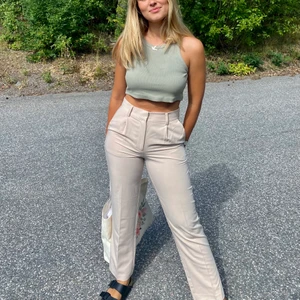 Kostymbyxor nakd - Säljer dessa sjukt snygga kostymbyxor från NA-KD som jag tyvärr inte fått så mycket användning av, använda max 1-2 ggr. De sitter verkligen snyggt både i midjan, över rumpan och längst benen. Tyget känns mjukt och lent och är ganska tunt vilket är skönt så här på sommaren!