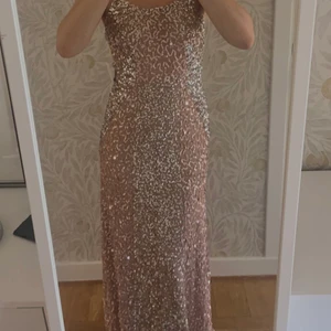 Helt ny fest/balklänning - Jättefin bal/festklänning från maya deluxe, helt oanvänd med alla lappar kvar. Är 163 och kan även använda med mellanhög klack utan att fötter syns