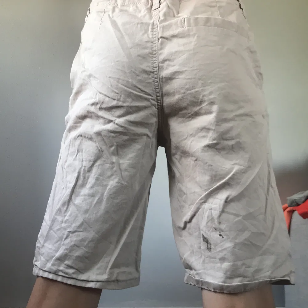 Jag säljer dom här shortsen för att dom e för små! Dom blå shortsen har tappat knapp och dom beigea har en liten fläck bak i rumpan!🥲. Shorts.