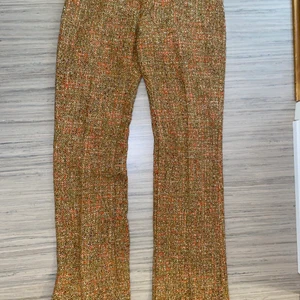 Vintage guess kostymbyxor  - Köpte dessa för många år sedan, men de var på tok för små för mig… har inte velat göra av mig med de för att jag älskar de så…  Men det är bättre om de kommer till någon som kan använda dem och älska dem  99 cm långa  Stl:W29 (inte stretchiga)